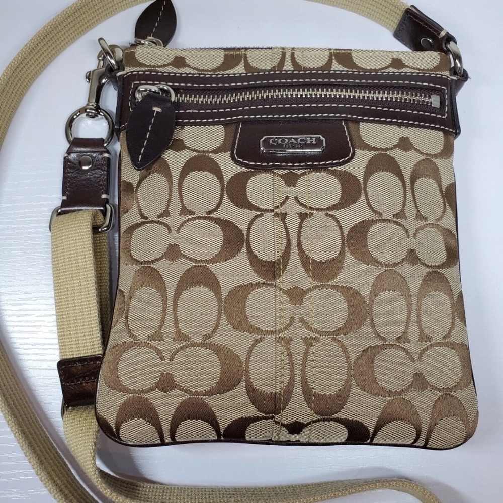 Coach Signature Crossbody 42190 Authentic in Great Condition